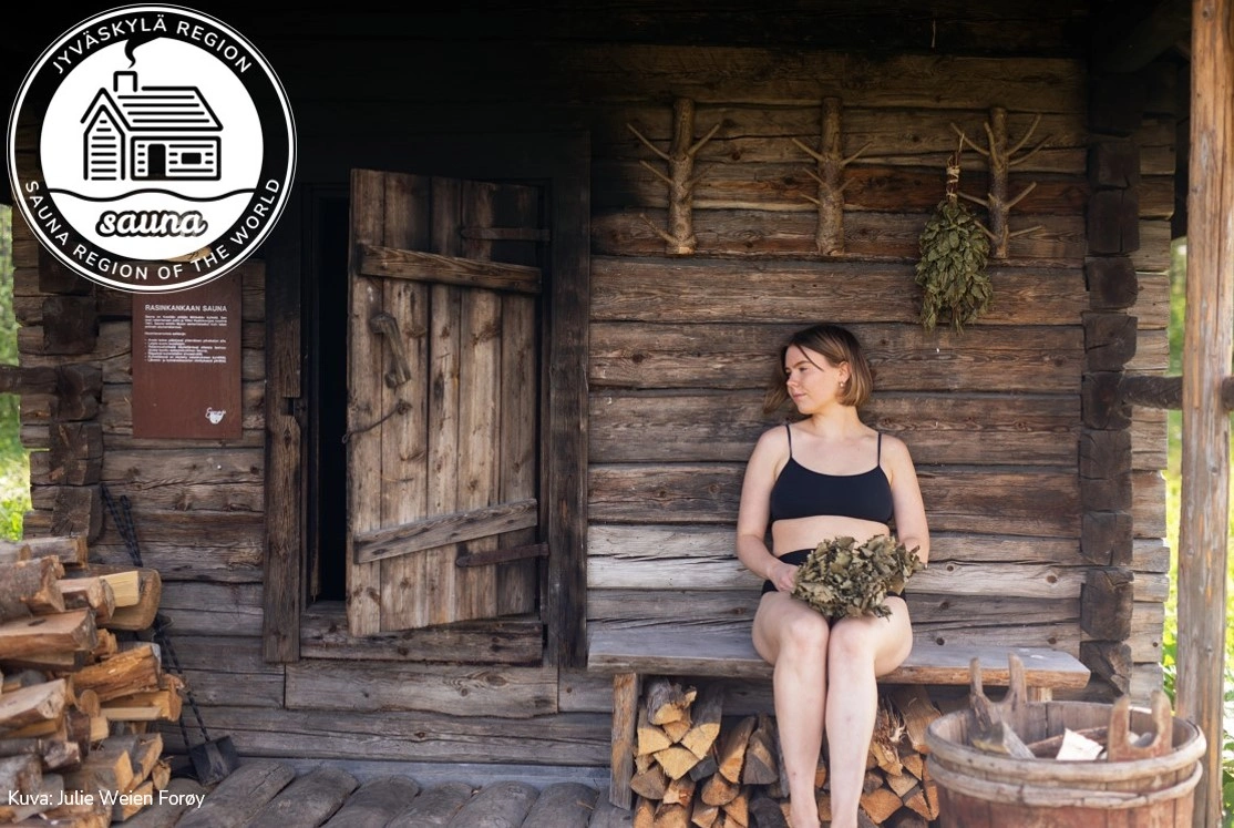 Henkilö istuu saunan edessä