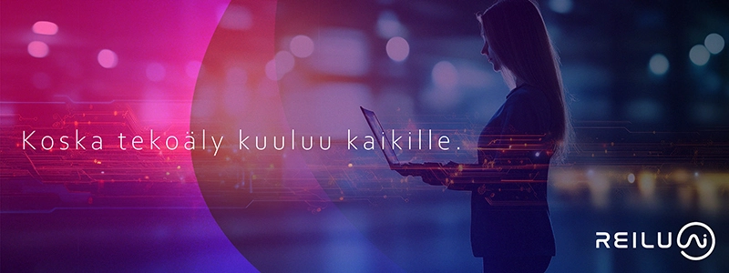 Nainen kannettava tietokone kädessään seisomassa neonvaloissa.