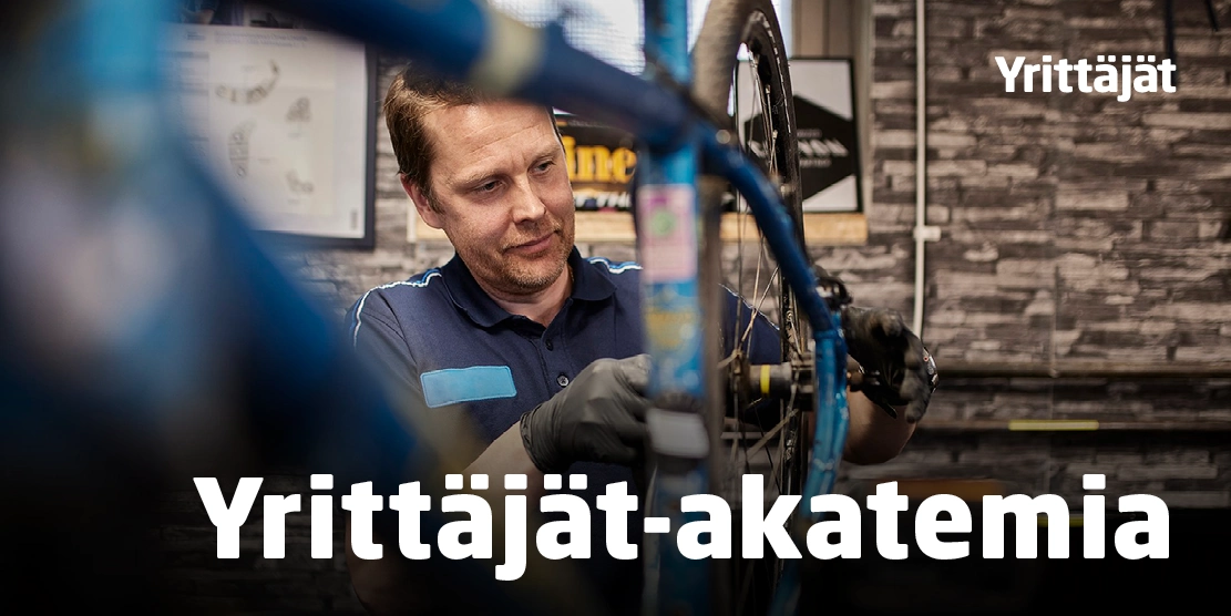 Yrittäjät-akatemian banneri, jossa mies korvaa polkupyörää